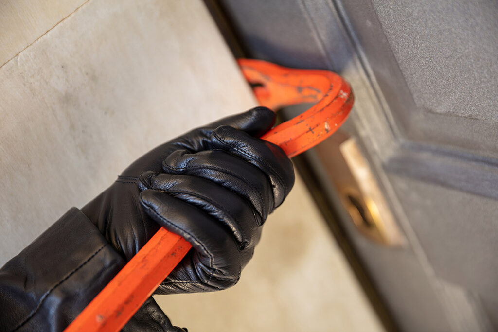 rotura de una puerta para ocupar una vivienda